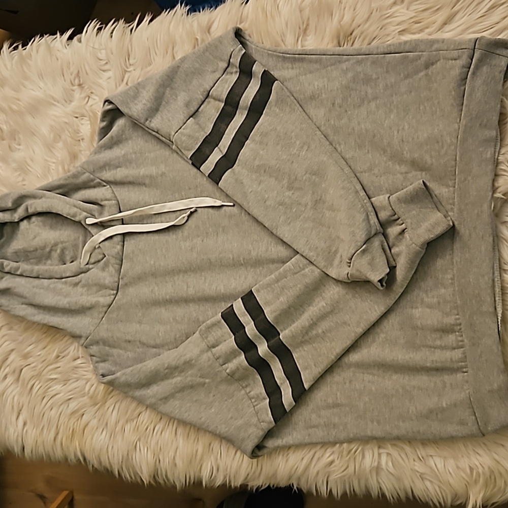 Urban Heritage Gray Sweatshirt – Black & White Detail – Size M/L